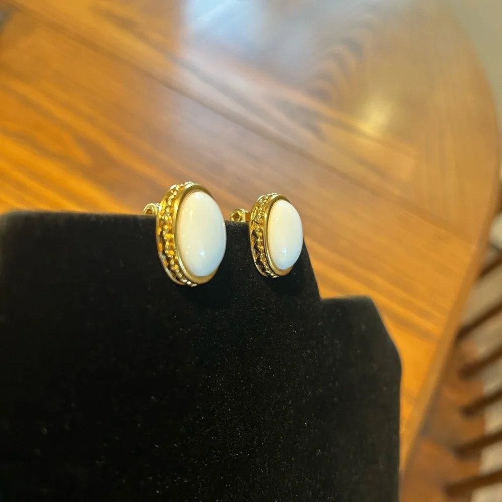 Vintage Monet Signed Clip On Earrings White‎ and Gold Oval Elegant 50s Estate